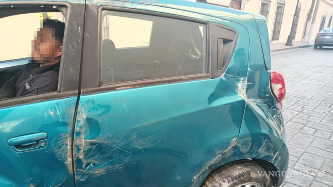 $!Empleados de una funeraria brindaron primeros auxilios al conductor del Chevrolet Beat, quien sufrió lesiones leves en el accidente en Saltillo.