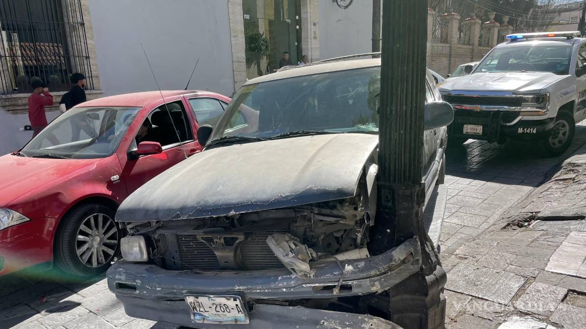Le fallan los frenos y por poco choca contra la casa del Obispo de Saltillo