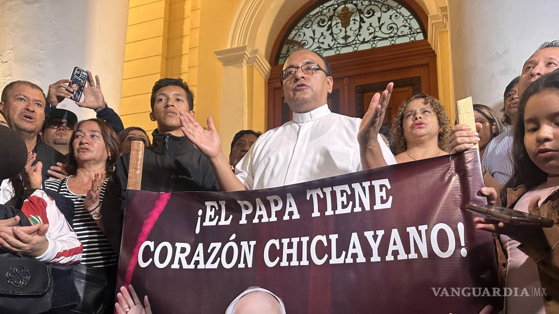 $!Un sacerdote de la catedral de Chiclayo (Perú), ciudad de la que Robert Francis Prevost fue obispo durante casi una década, celebra la elección como nuevo papa.