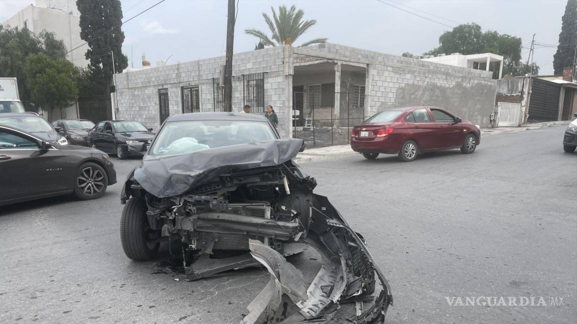 Joven impacta su coche y deja lesionadas a madre e hija, en Saltillo