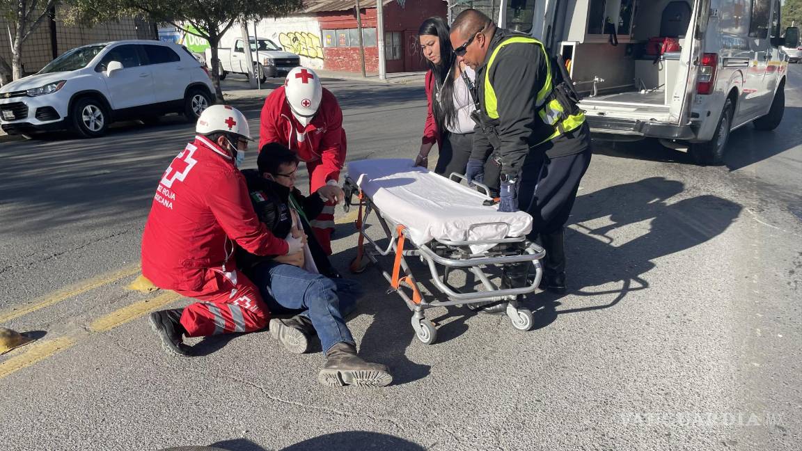 Auto no respeta alto y embiste a motociclista, en el centro de Saltillo