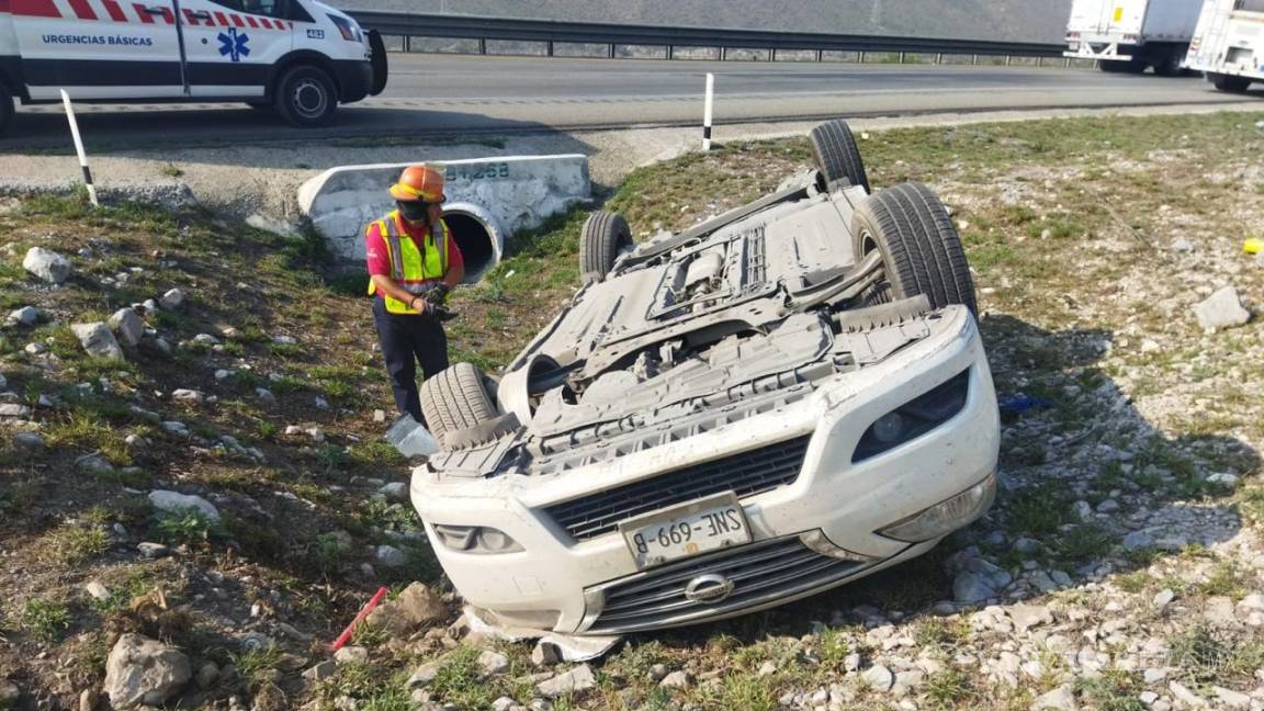 Vuelcan madre e hijo en la carretera Monterrey-Saltillo, en Ramos Arizpe