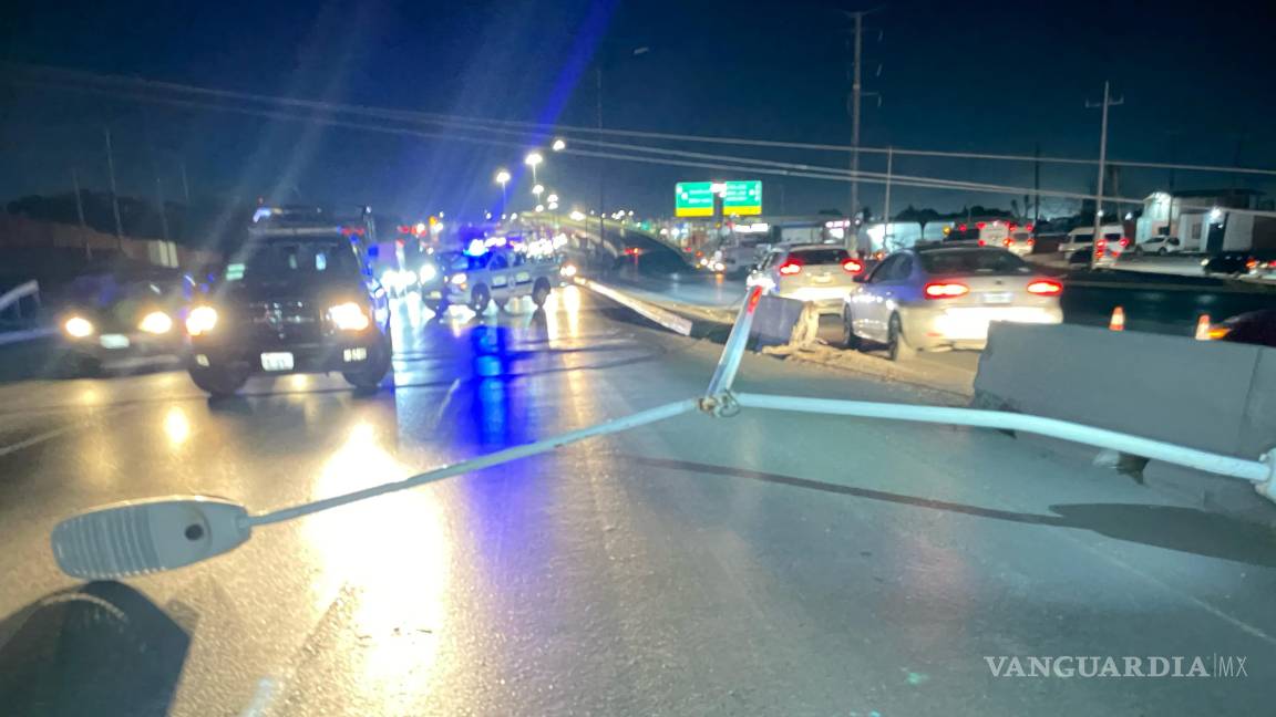 $!Varias luminarias fueron derribadas por un trailero que se dio a la fuga, en el bulevar Fundadores, la noche del pasado jueves.