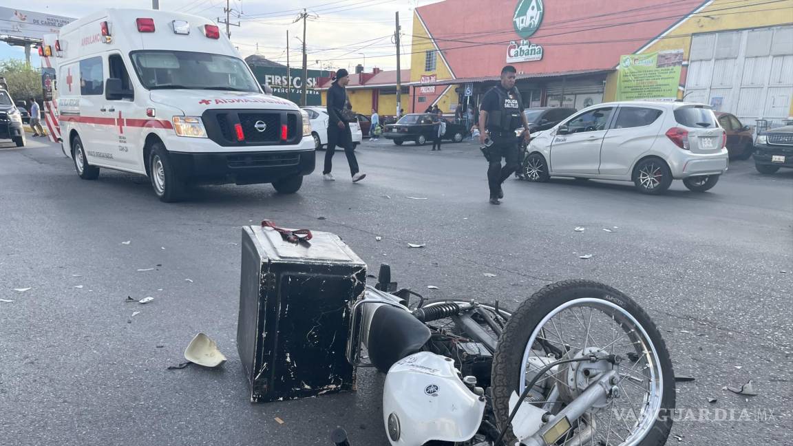 En Saltillo, derriban a empleado de refaccionaria y cae de su moto