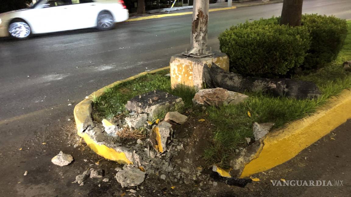 Lo vence el cansancio y vuelca en camellón sobre vialidad en Saltillo