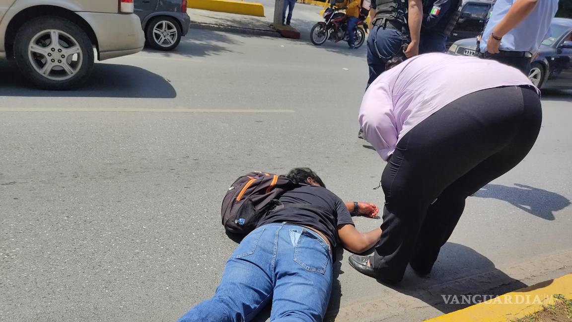 $!Peatones se solidarizaron con el lesionado y dieron aviso a las autoridades.