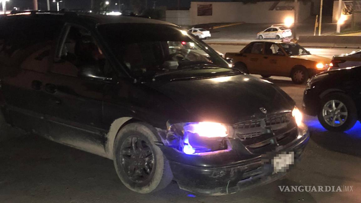 $!La camioneta Grand Caravan impactó al Chevrolet Spark, proyectándolo contra el Aveo.