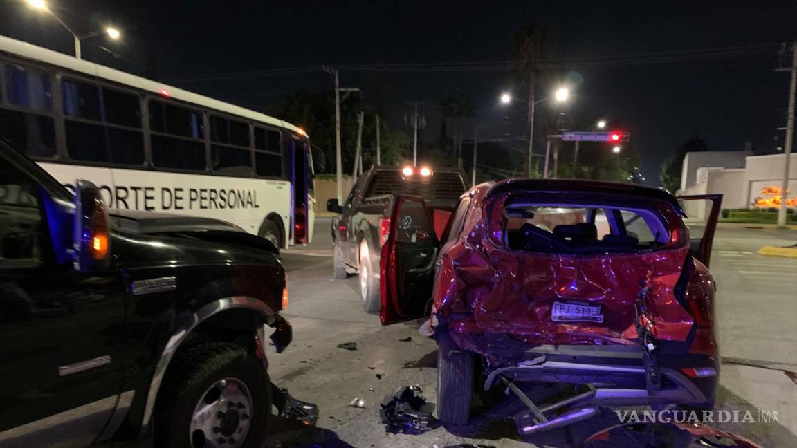 Ebrio conductor choca por alcance al norte de Saltillo y provoca cuantiosos daños materiales