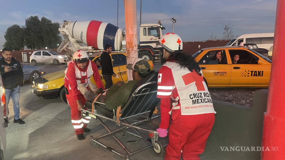 Motociclista embiste a peatón, lo deja herido y se da a la fuga, en Saltillo