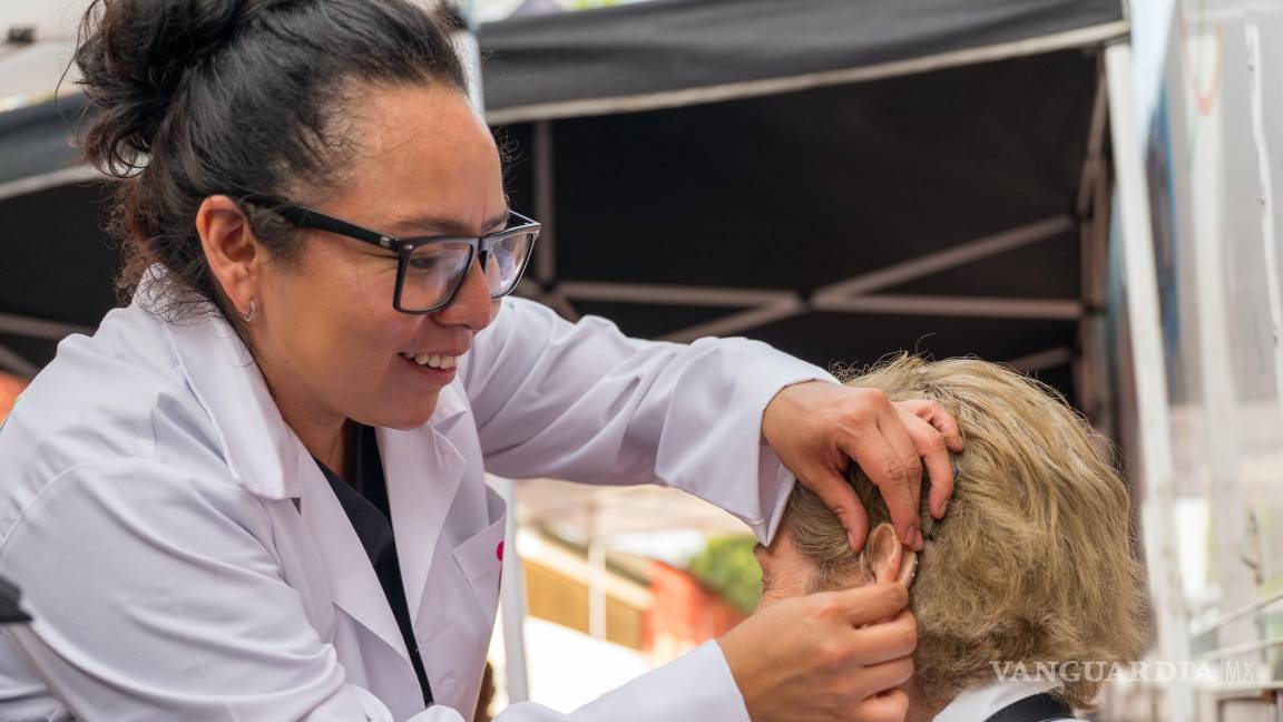 $!La unidad móvil del DIF Saltillo llegó a la Escuela Primaria Benito Juárez para brindar servicios de optometría y odontología a niñas y niños.