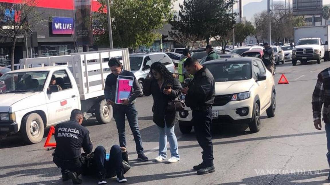 $!Testigos y oficiales de la zona asistieron a la afectada inmediatamente después del accidente, solicitando la ayuda de servicios de emergencia.