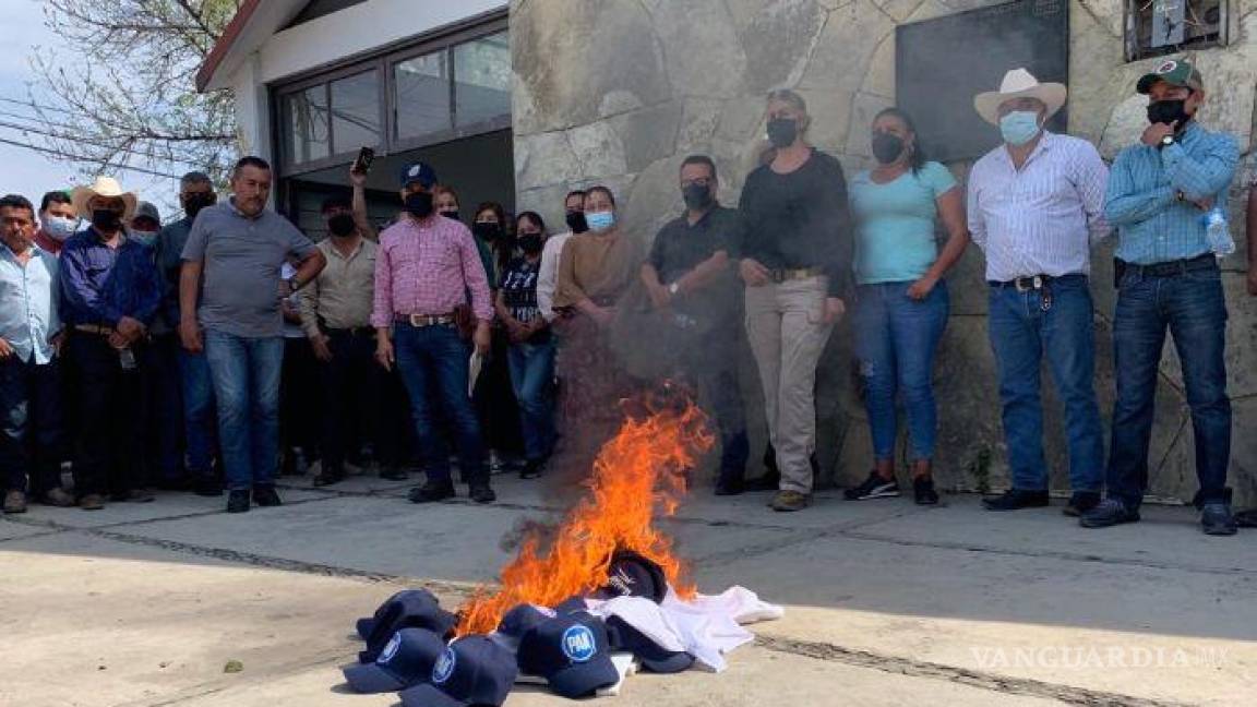 En Tamaulipas alcaldes queman playeras del PAN y se van a Morena