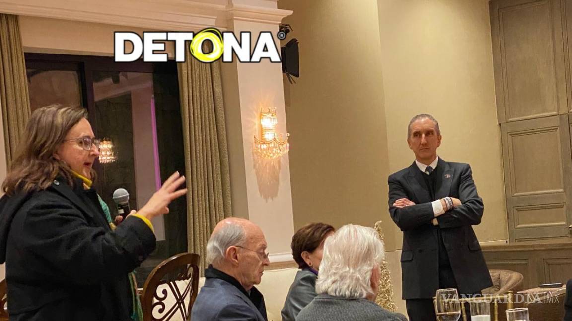 $!Verónica Sada, Fernando Elizondo, Gustavo M. de la Garza O., de espaldas y Juan Francisco Torres Landa, durante la presentación en SPGG.