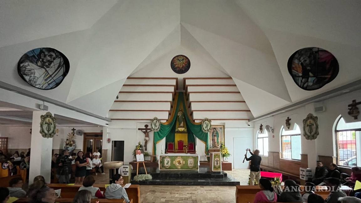 $!Misas y veneración continúan en la iglesia de San Judas Tadeo, abierta toda la noche.