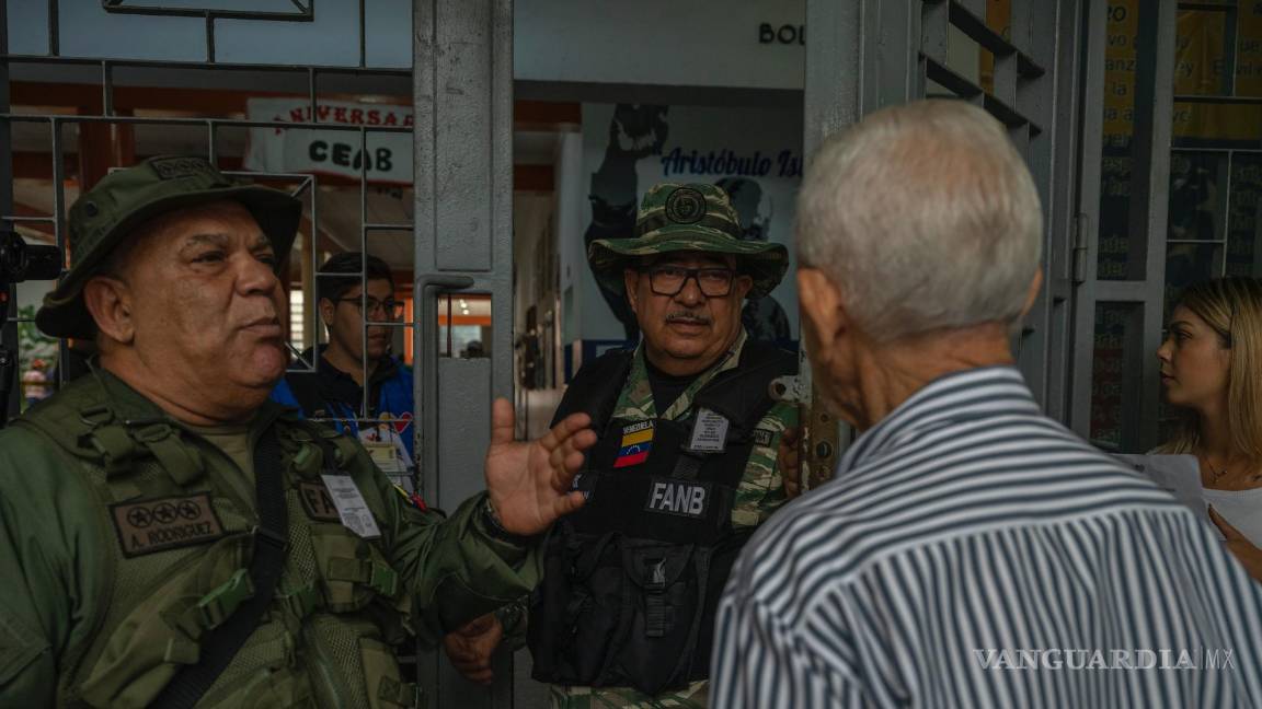$!A los observadores de la oposición se les negó la entrada a un centro electoral, en Caracas, el domingo.