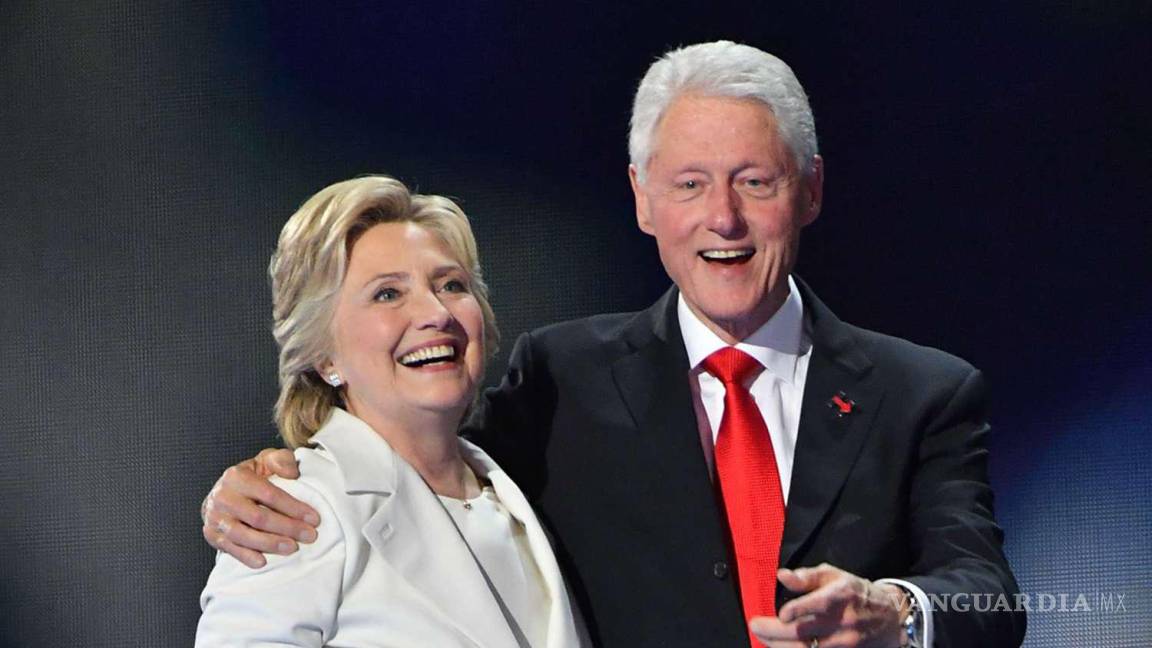 Apoyan Bill y Hillary Clinton decisión de Biden de seguir, informa NBC