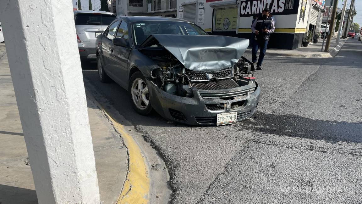 Estrella adulto mayor por alcance a camioneta