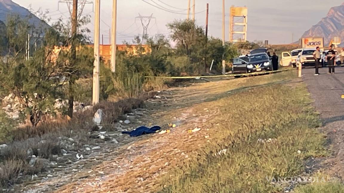 Hallan a hombre con 4 impactos de bala a orillas de la carretera Monterrey-Saltillo