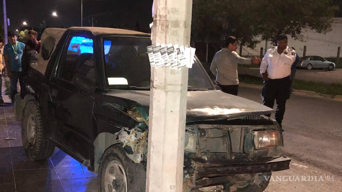 Acelerado conductor se impacta contra camioneta estacionada y la proyecta contra poste, al oriente de Saltillo