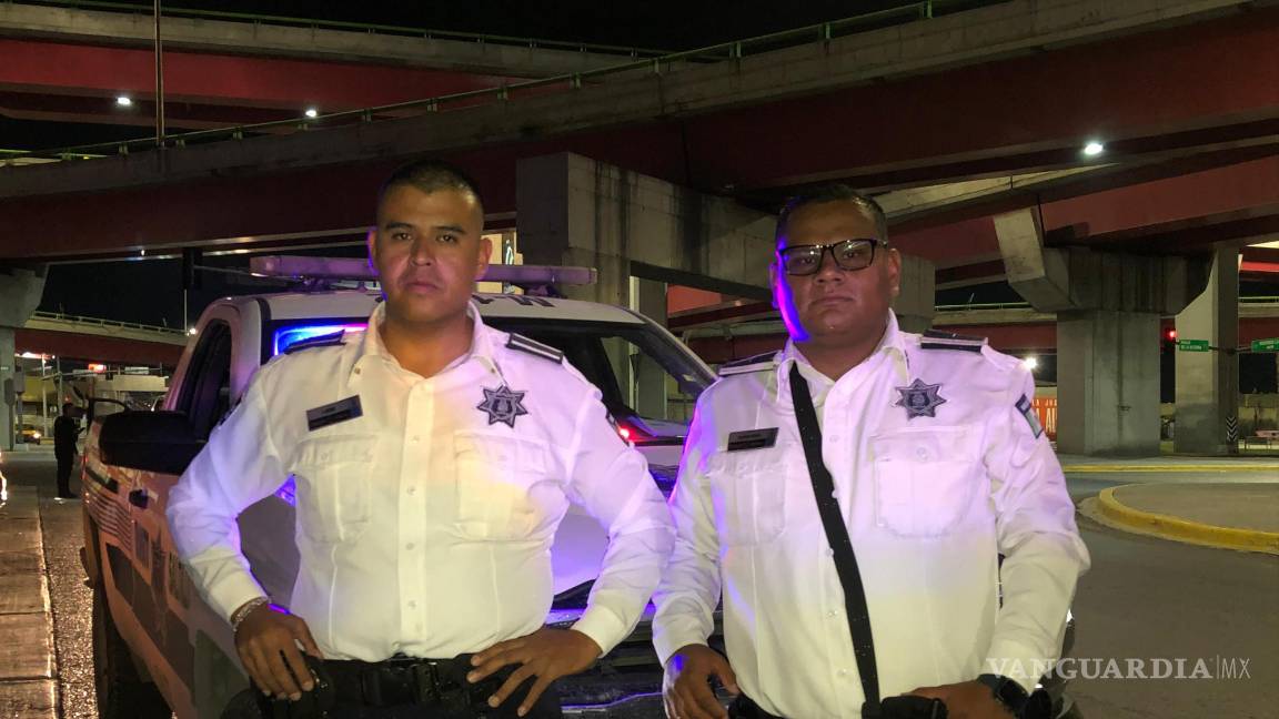 $!Los elementos policiacos llegaron para salvar la vida a la joven mujer.