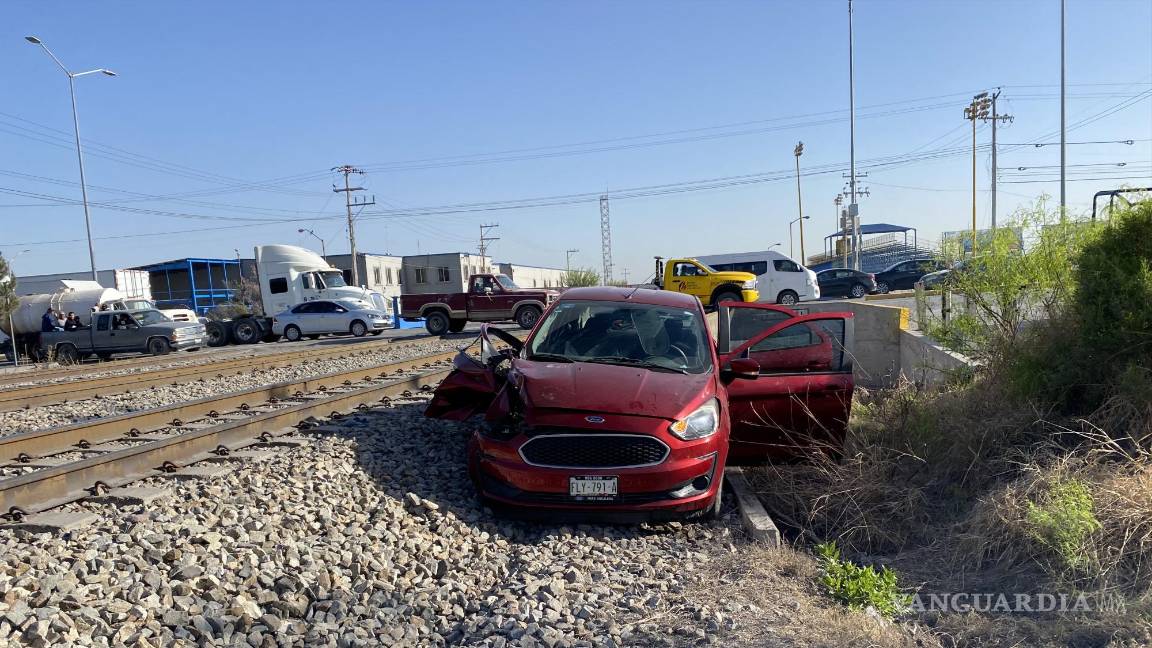 Saltillo: le falla el auto y se lo lleva el tren; abandona a sus dos acompañantes