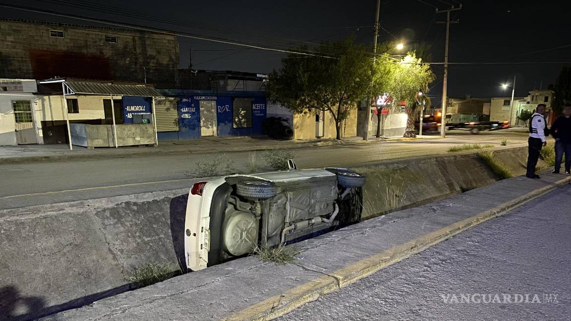Conductor dormita y se vuelca en canal de desagüe en Saltillo