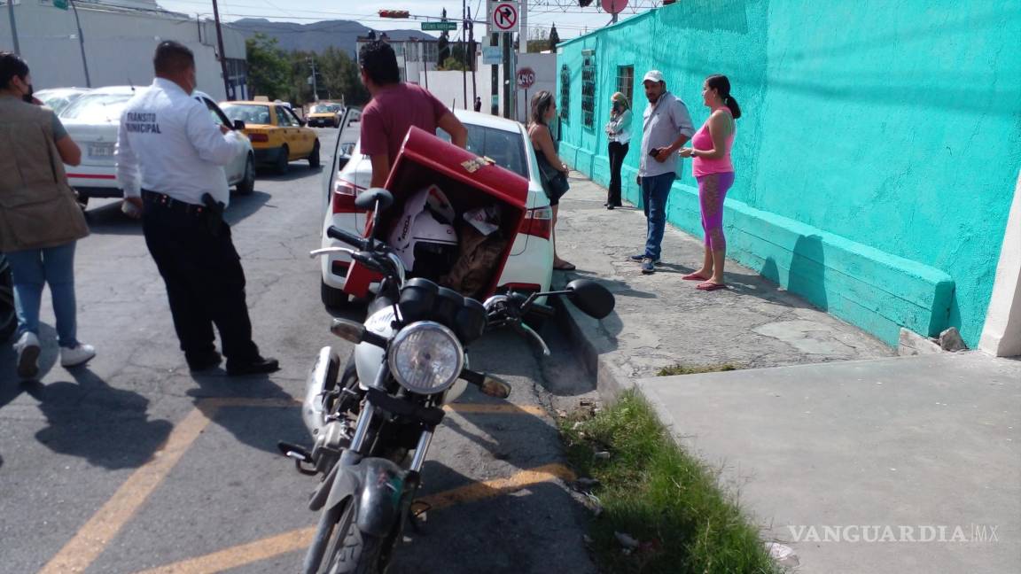 Saltillo: motociclista se estrella contra auto estacionado