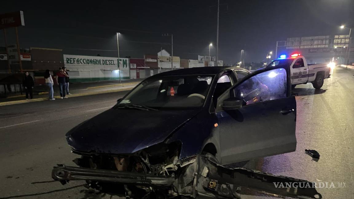 Por exceso de velocidad y aparente estado de ebriedad, pierde el control y choca contra ‘ballenas’, al oriente de Saltillo