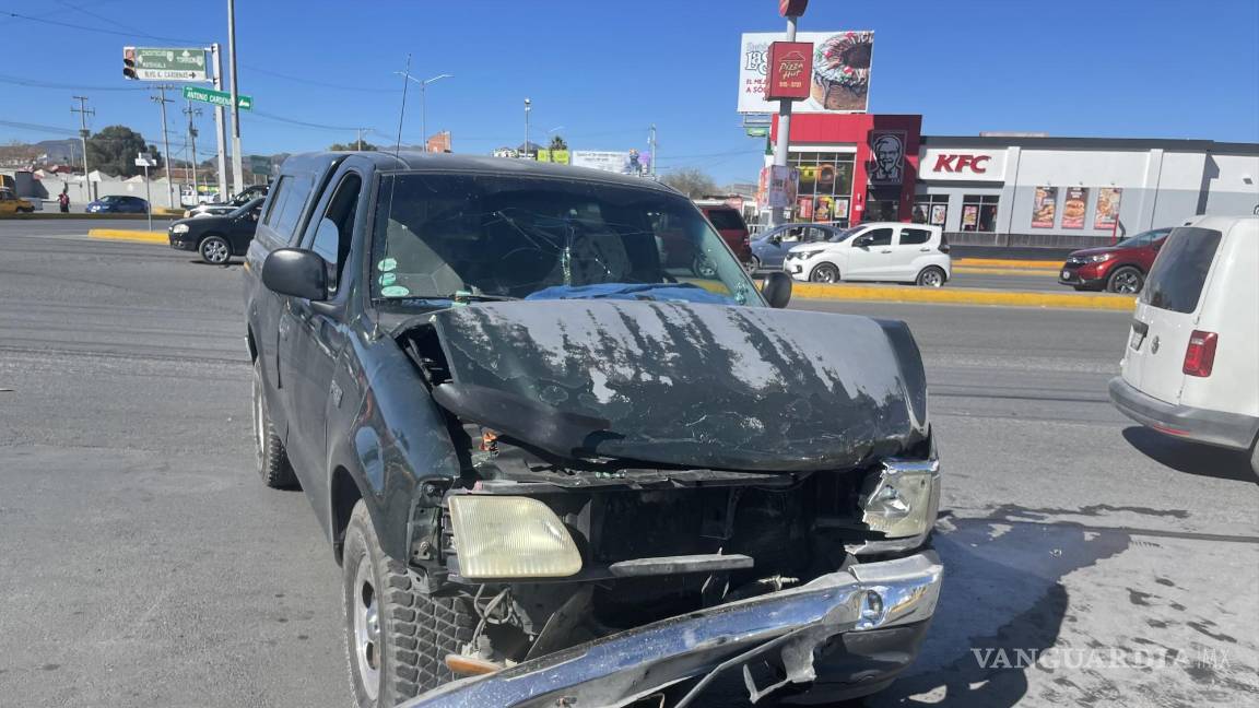 Chocan a matrimonio de la tercera edad en periférico LEA; mujer resulta lesionada