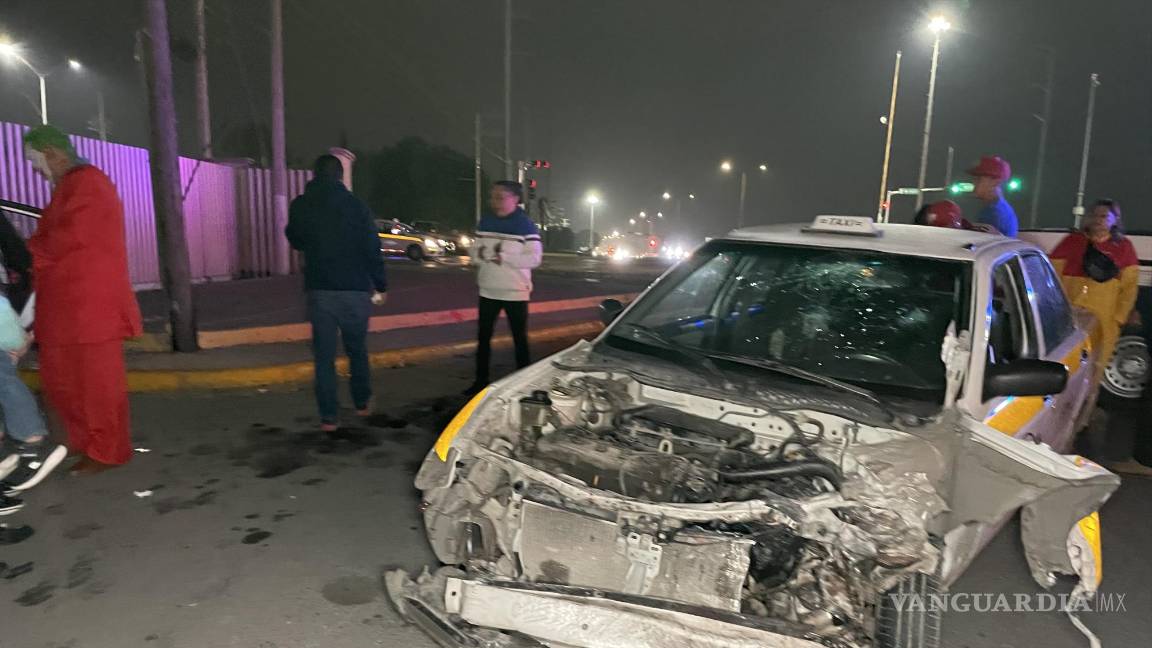 Chocan ‘Guasón’ y ‘Winnie Pooh’ contra taxi en cruce de Saltillo
