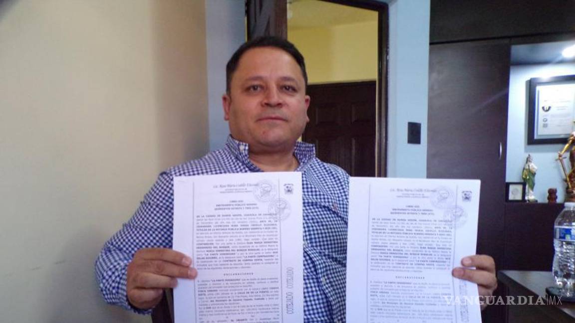 $!Noé Salas muestra documentos que, según él, acreditan su propiedad sobre las casas en disputa.