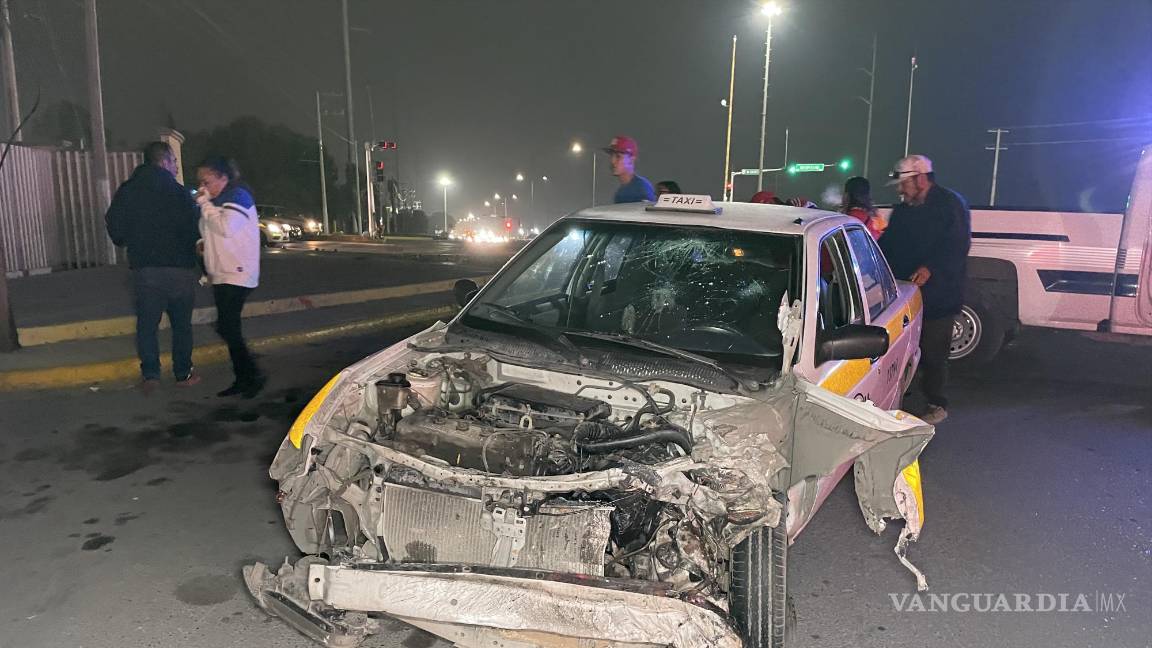 Chocan ‘Guasón’ y ‘Winnie Pooh’ contra taxi en cruce de Saltillo