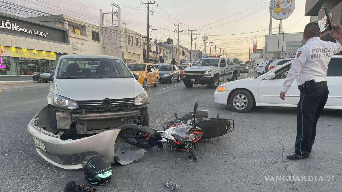 Imprudente conductor derriba a motociclista al norte de Saltillo; se encuentra grave