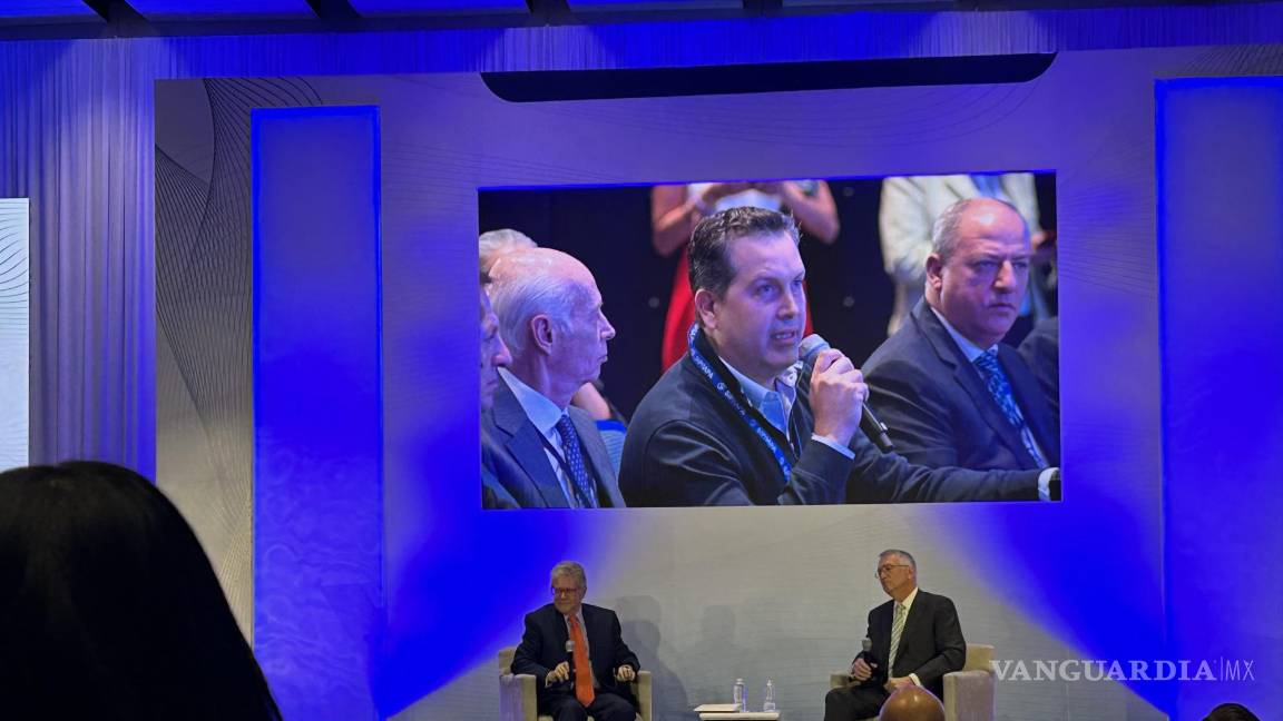 $!El director general de VANGUARDIA, Armando Castilla, cuestionó al empresario sobre la recaudación tributaria | Foto: Carlos Arredondo