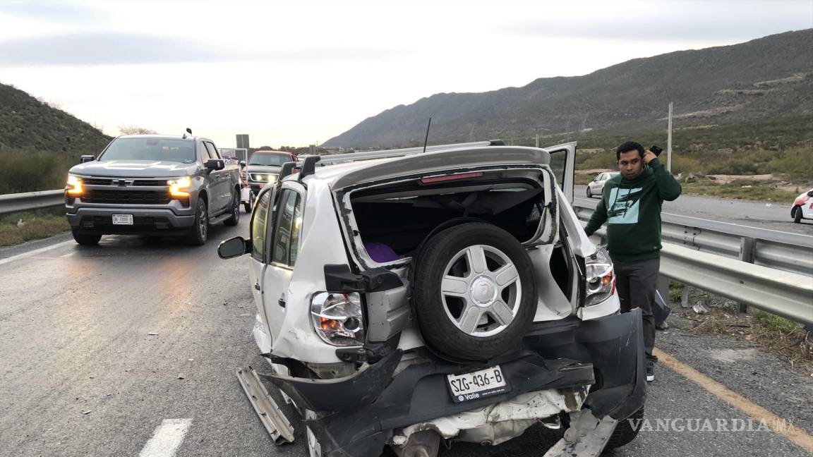 Acelerado conductor choca contra familia en carretera a Torreón; intenta escapar y lo detienen