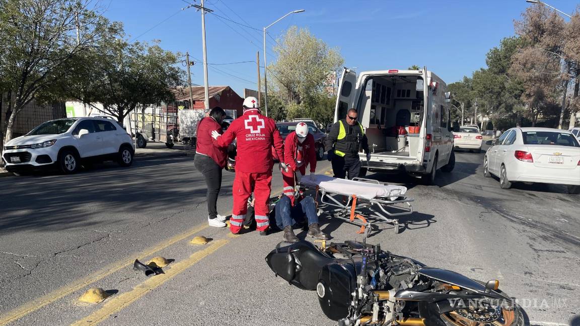 Auto no respeta alto y embiste a motociclista, en el centro de Saltillo