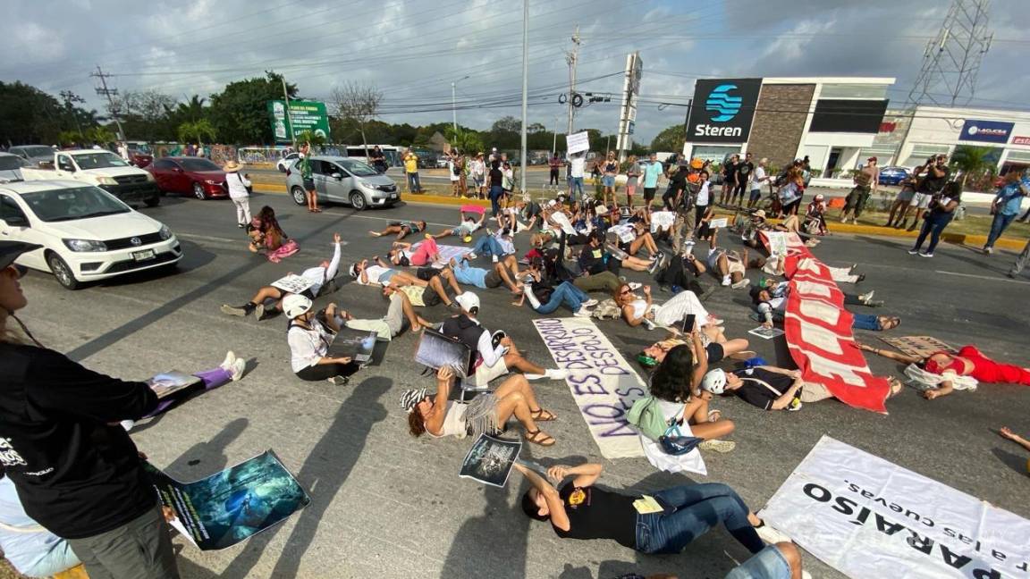 En protesta contra el Tren Maya, bloquean la carretera federal 307