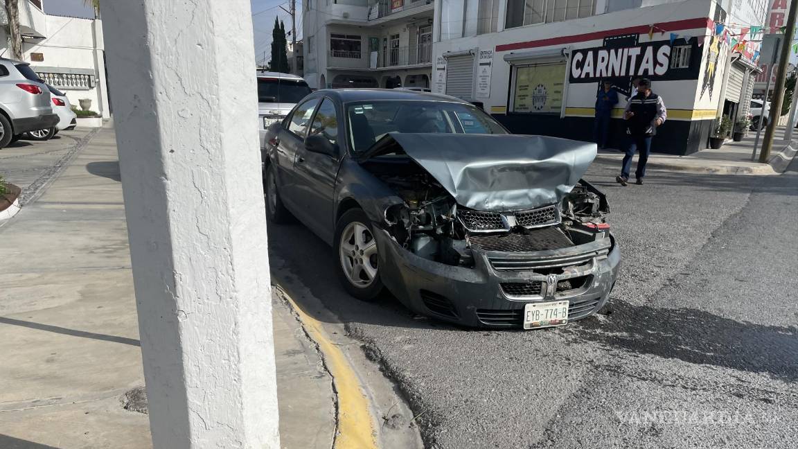 Estrella adulto mayor por alcance a camioneta