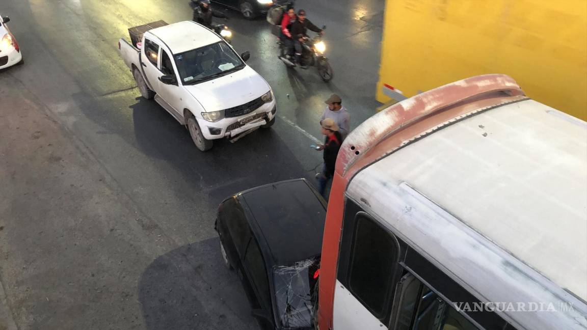 Conductor choca un auto compacto y lo incrusta bajo un camión, en Saltillo