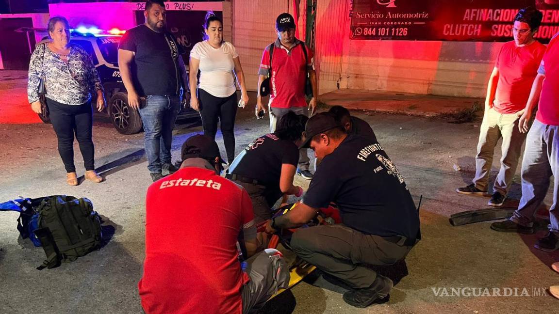 Le quitan derecho de paso a motociclista y termina debajo de una camioneta; responsable se dio a la fuga, al oriente de Saltillo