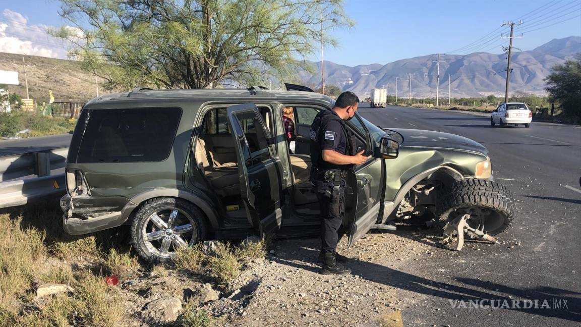 Saltillo: trailero saca del camino a familia y ocasiona choque