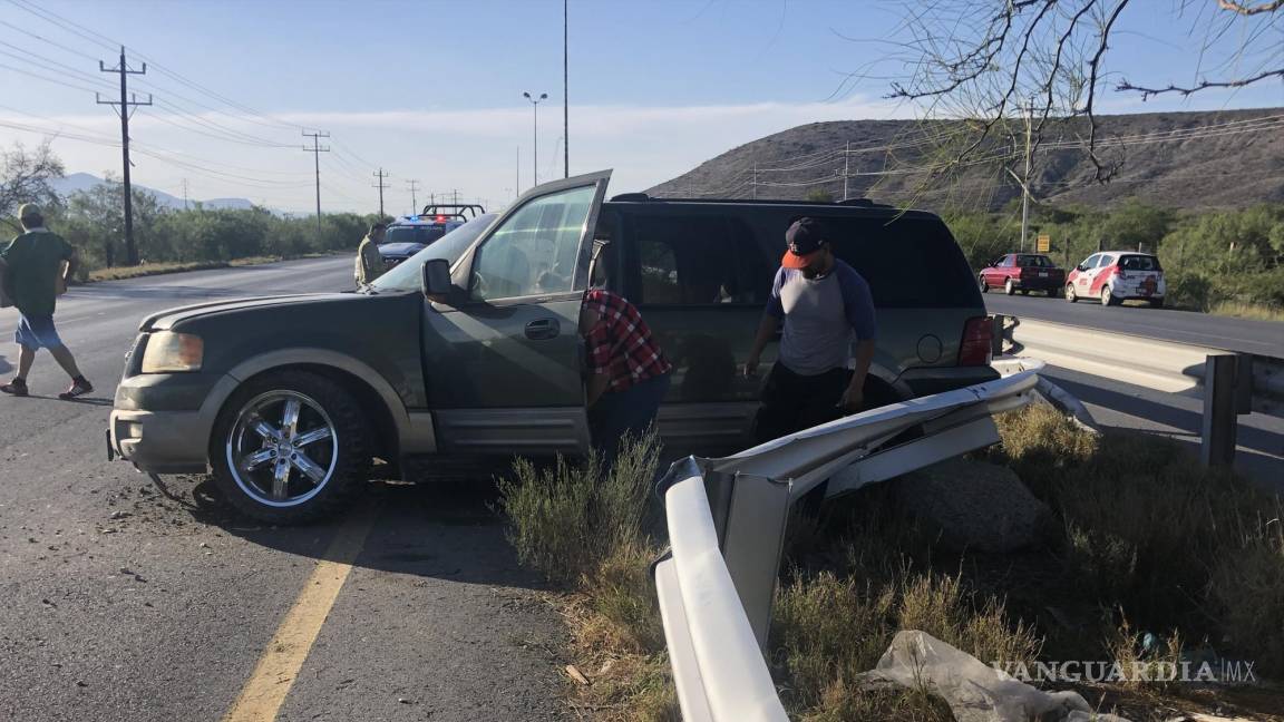 Saltillo: trailero saca del camino a familia y ocasiona choque