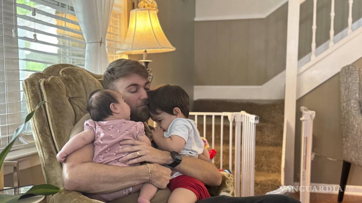 $!El veterano de marines Adrian Clouatre abraza a su hija de 3 meses, Lyn y a su hijo de casi dos años, Noah, en su casa en Baton Rouge, Luisiana.