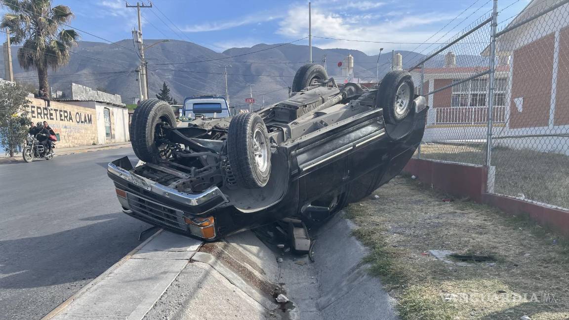Joven de Saltillo frena para evitar choque... y se vuelca