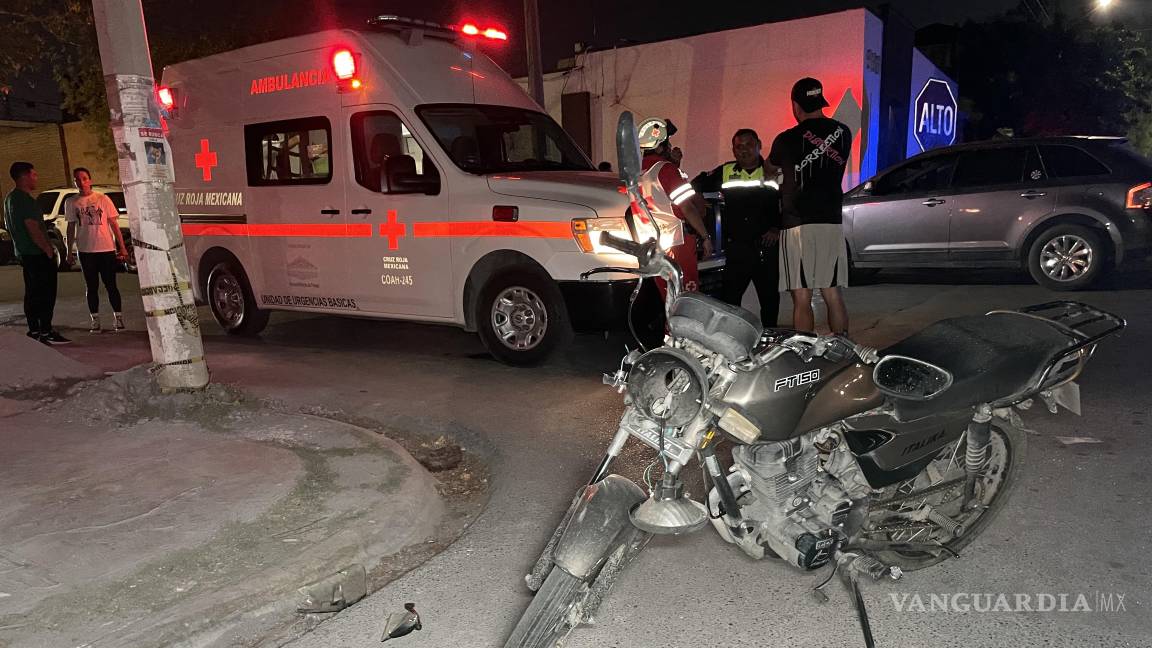 Choca contra motociclista al no verlo, en Saltillo; lo mandan al hospital