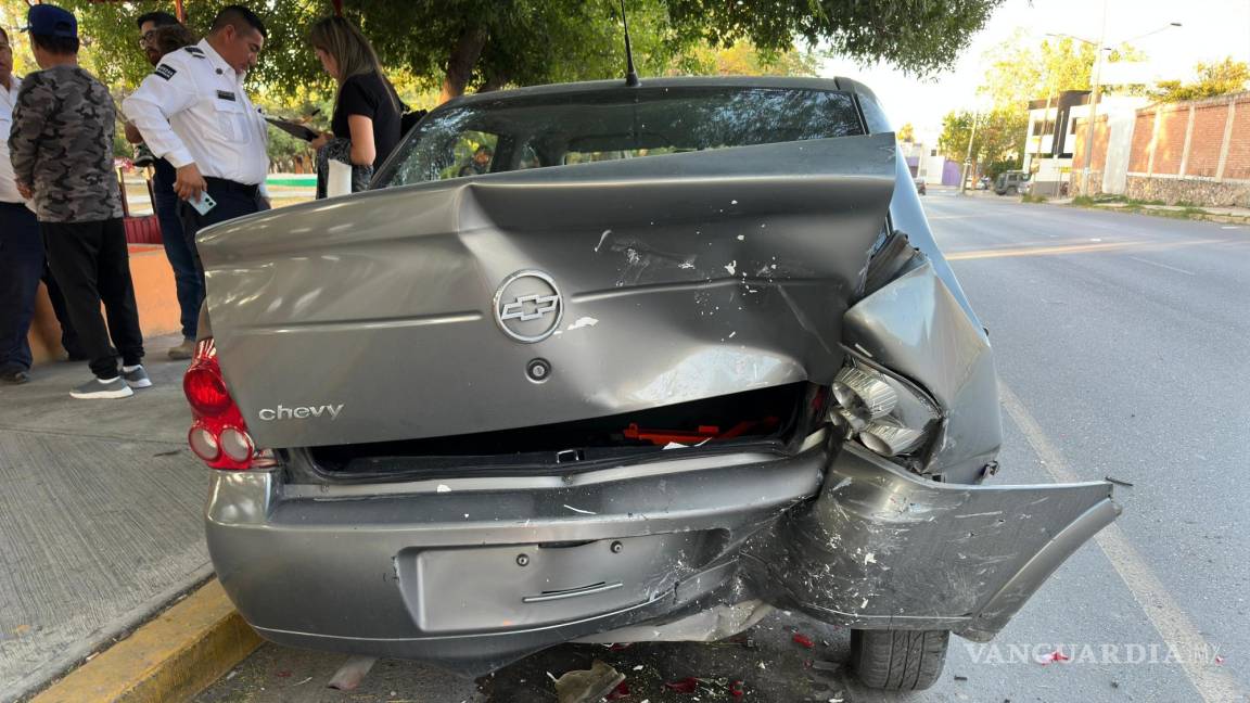 Conductor se distrae y choca con dos carros estacionados, en Saltillo