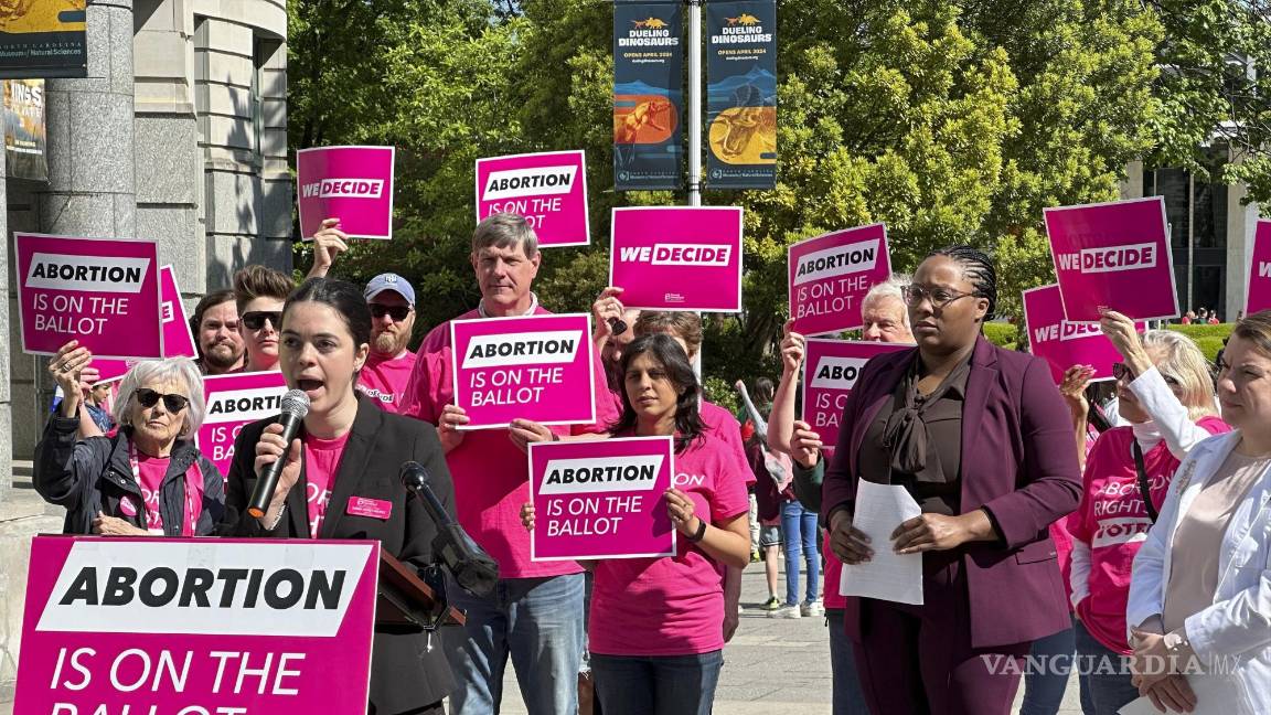 $!La organizadora de Planned Parenthood Votes en el Atlántico Sur, Emma Horst-Martz da un mensaje en Bicentennial Plaza en Raleigh, Carolina del Norte.