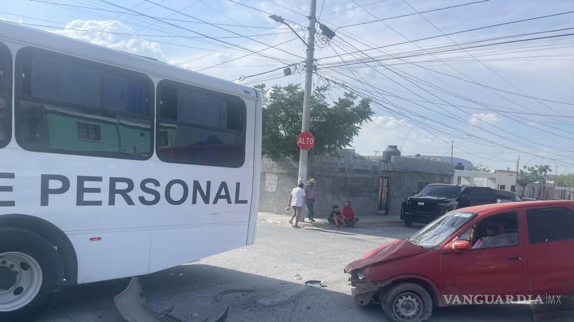 Chofer arriesga a trabajadores, se pasa alto en la Omega, en Saltillo