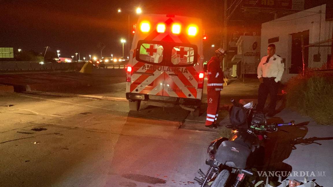 Pareja cae de motocicleta; conductor fue trasladado a la Cruz Roja de Saltillo delicado