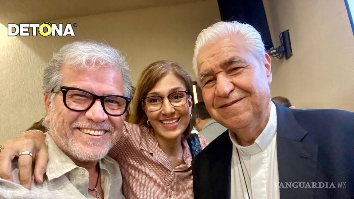 $!De derecha a izquierda, don Rogelio Cabrera López, Arzobispo de Monterrey, Gaby la Irreverente y el autor.